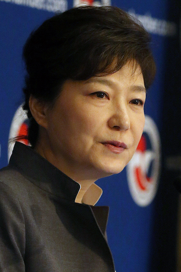 Attending Roundtable Luncheon Hosted by U.S. Chamber of Commerce
President Park Geun-hye delivers an address at a luncheon hosted by U.S. Chamber of Commerce, the Federation of Korean Industries, and the Korea-U.S. Business Council at the Willard Hotel on May 8, in Washington D.C.
2013.05.08.(U.S. Estern Time)
Cheong Wa Dae
--------------------------------------
미국 상공회의소 주최 라운드테이블 및 오찬
박근혜 대통령이 8일(현지시간) 워싱턴 D.C. 윌러드 인터컨티넨털 호텔에서 열린 미국 상공회의소 주최 오찬에서 연설을 하고 있다.
청와대